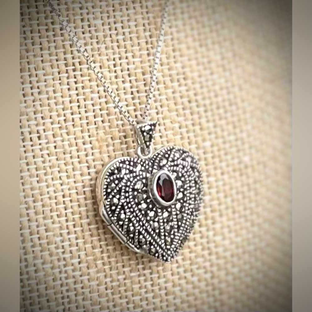 Vintage Sterling silver and garnet heart locket 22in 925